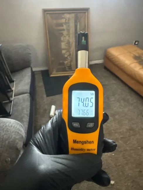 Thermo-hygrometer measuring temperature and relative humidity inside a drying zone